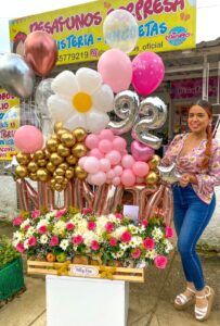 Desayuno sorpresa romántico con flores y globos para celebrar el cumpleaños de mamá en Bucaramanga